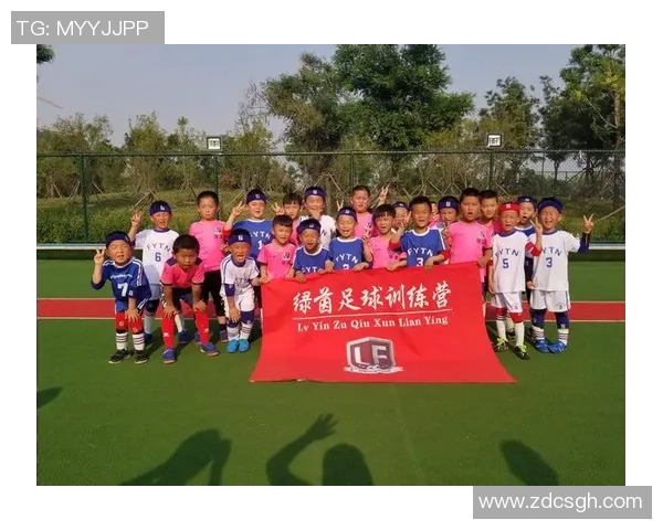 足球明星素描艺术展览：探索绿茵场上的传奇人物与他们的魅力瞬间